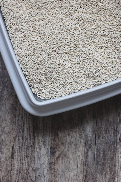 Camada de pellets de tofu biodegradable natural en caja de arena para gatos - Foto, Imagen
