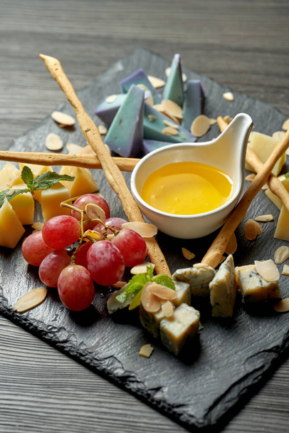 Cheese plate with different types of cheeses. Antipasti - Foto, imagen