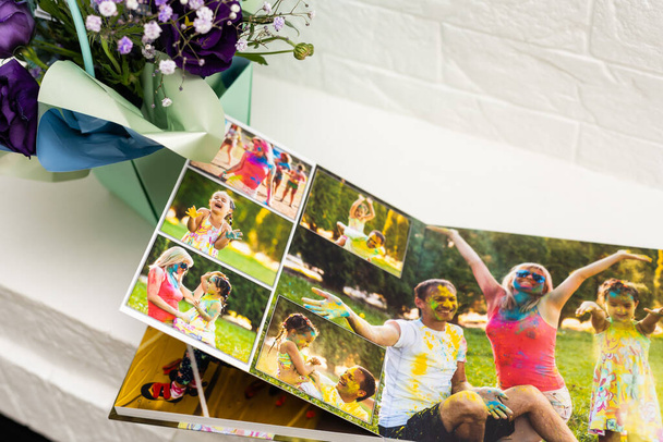 album fotókönyv felirattal, díszítéssel a virágok mellett, felülnézetből - Fotó, kép