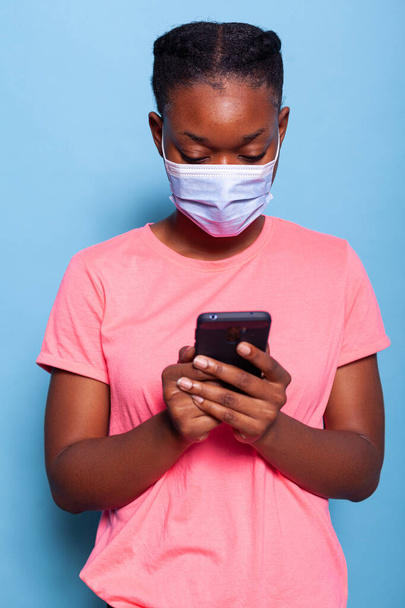 Estudante afro-americano com máscara protetora médica contra coronavírus - Foto, Imagem