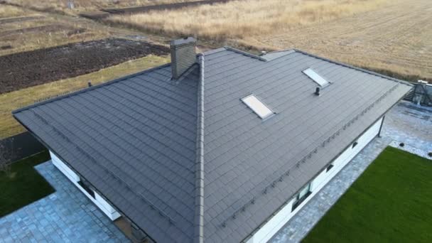 Letecký pohled na soukromý dům s keramickými šindele kryté střechy. Koncepce investic do nemovitostí - Záběry, video