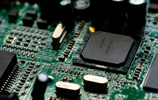 Makro Zbliżenie komponentów i mikroprocesorów na płytce obwodu komputera routera modemu - Zdjęcie, obraz