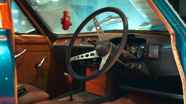Vista del cruscotto e volante di auto d'epoca Triumph
 - Foto, immagini