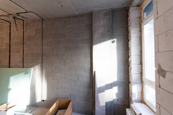 石膏ボード用の金属フレームをインストールする作業プロセス-drywall -アパートで石膏壁を作るための建設中です,改造,改修,拡張,修復と再建 - 写真・画像
