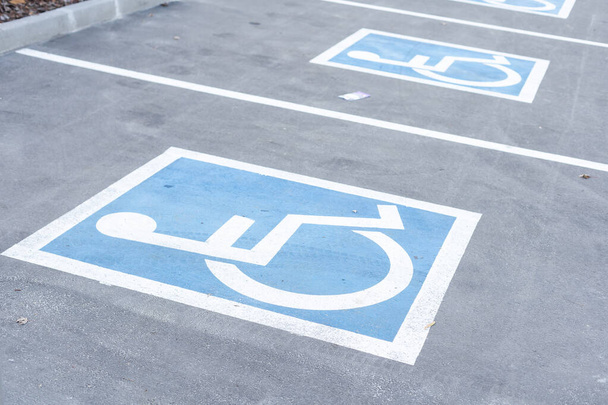 駐車場に描かれた障害者用シンボル - 写真・画像