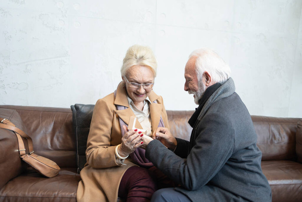 Remerciante femme âgée recevant une bague par son partenaire lors d'une Saint-Valentin - Photo, image
