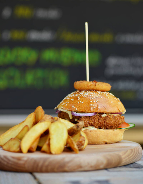GRAN hamburguesa de pollo crujiente
 - Foto, Imagen