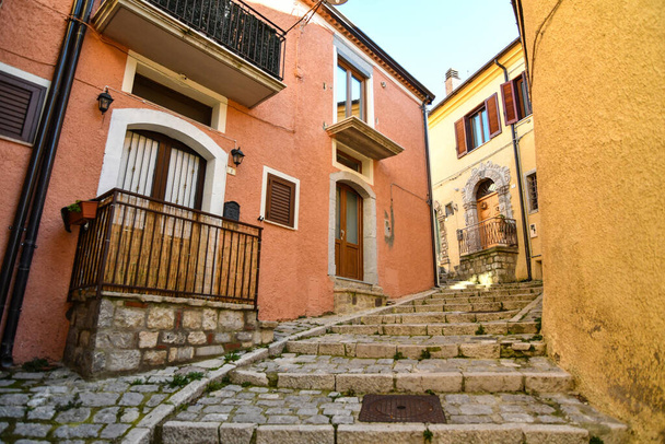 Una pequeña calle entre las antiguas casas de Pignola, un pequeño pueblo en la provincia de Potenza en Basilicata, Italia. - Foto, Imagen