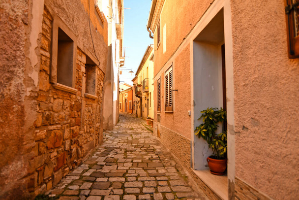 Uma pequena rua entre as antigas casas de Pignola, uma pequena cidade na província de Potenza em Basilicata, Itália. - Foto, Imagem