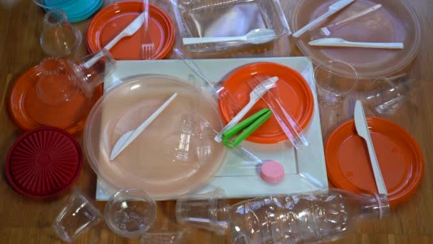 различные одноразовые пластиковые предметы - одноразовые пластиковые тарелки, вилки, ножи и чашки будут запрещены законом в Европе - изменение климата и загрязнение окружающей среды - переработка пластиковых материалов - Кадры, видео