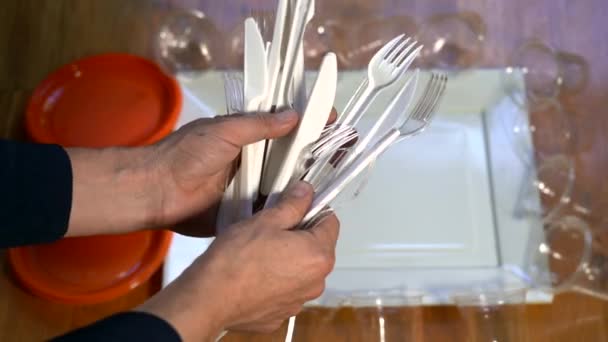различные одноразовые пластиковые предметы - одноразовые пластиковые тарелки, вилки, ножи и чашки будут запрещены законом в Европе - изменение климата и загрязнение окружающей среды - переработка пластиковых материалов - Кадры, видео