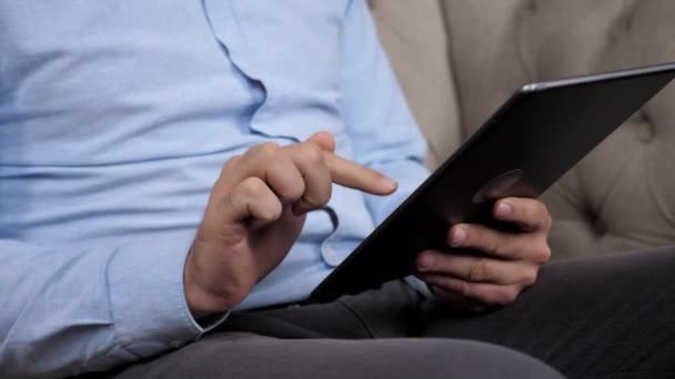 Close up mani uomo broker trader utilizza tablet per tenere traccia delle quotazioni in borsa - Filmati, video
