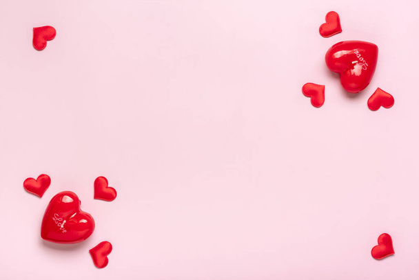 ハート型のキャンドルのフレームピンクの背景に赤いハートのレイアウトトップビューフラットレイホリデーカードハッピーバレンタインデー、愛のコンセプトコピースペース｜バナー. - 写真・画像
