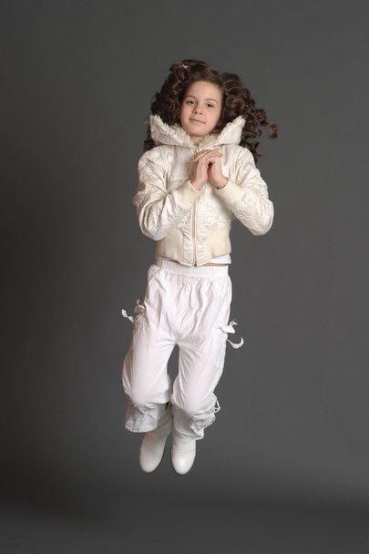 dziewczyna w białej sukience skacze w studio - Zdjęcie, obraz