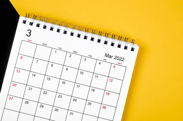 The March 2022 desk calendar on yellow and black background. - Fotoğraf, Görsel