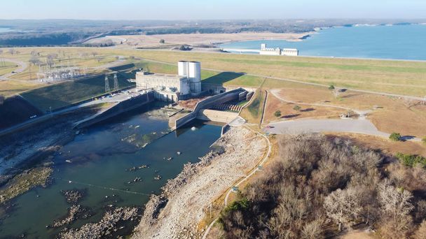 ドローンの空中ビューでDenison Dam 、滑走路、トップパワープール。テキサス州とオクラホマ州の間のレッド川に位置する水力タービンを備えた発電所。 - 写真・画像