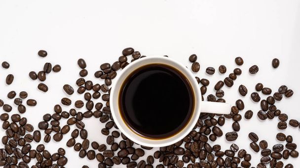 tasse à café vue de dessus avec grains de café sur fond noir - Photo, image