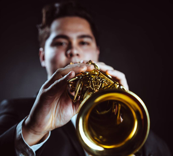 Saxophone Player Playing Soprano Straight Saxophone in Studio on Dark Background. Selective Focus on Hands and Bell. Close-up - Foto, Bild