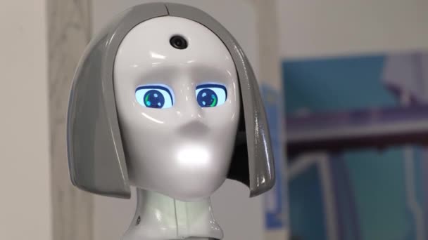Современный робот в форме женщины. Лицо говорящего робота. - Кадры, видео