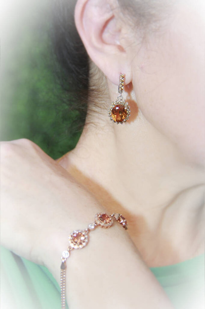 bijoux femmes boucles d'oreilles en or avec pierre gemme - Photo, image