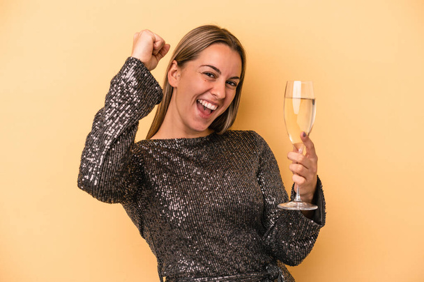 Young caucasian woman celebrating new year isolated on yellow background - Foto, Bild