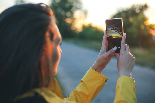 Hipster Traveler Girl Taking Photos Of Landscape With Mobile Smart Phone - Φωτογραφία, εικόνα