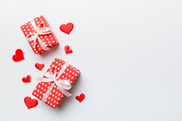 Composition Saint Valentin : boîte cadeau rouge avec arc et coeur. Cadeau de Noël. Vue d'en haut. Espace pour le texte. Carte de vœux Holday. - Photo, image