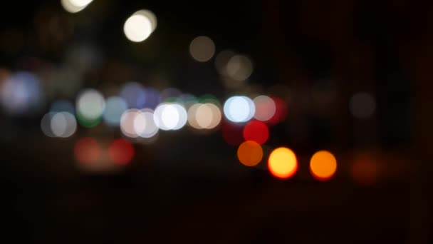 Bela bokeh brilhante em fundo escuro embaçado à noite. O brilho bokeh colorido redondo das luzes do carro na rua da cidade. Desfocado com desfocagem. Luzes da cidade desfocadas. Bokeh de trânsito. Abstrato - Filmagem, Vídeo