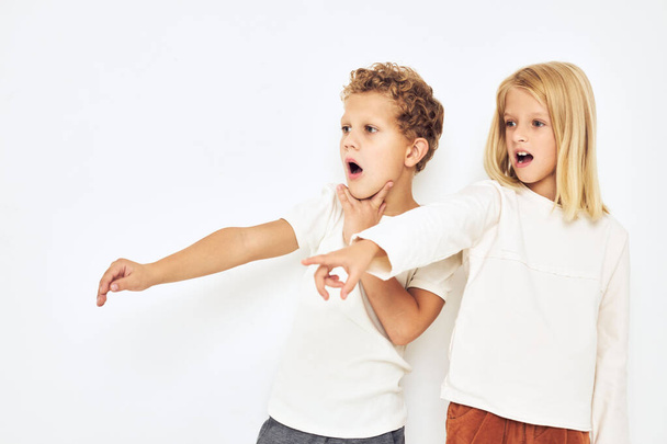 Образ хлопчика і дівчинки маленькі веселі веселі друзі ізольовані фону
 - Фото, зображення