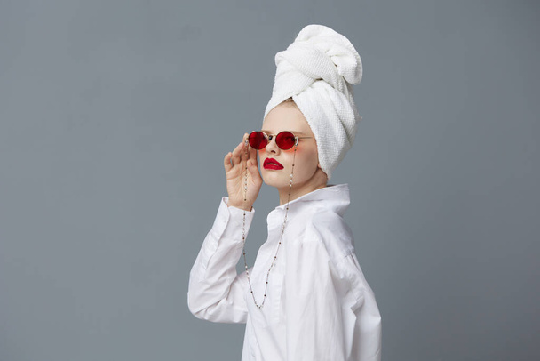 modna kobieta z ręcznikiem na głowie w białej koszuli odosobnione tło - Zdjęcie, obraz