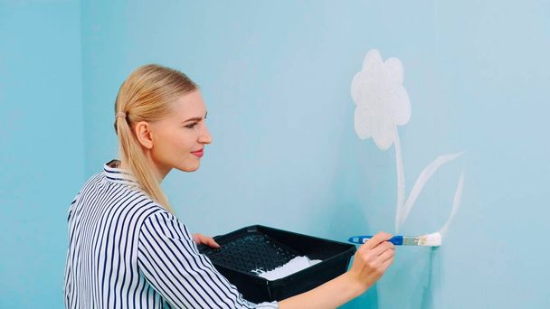 Virágot rajzolni a falra - Fotó, kép