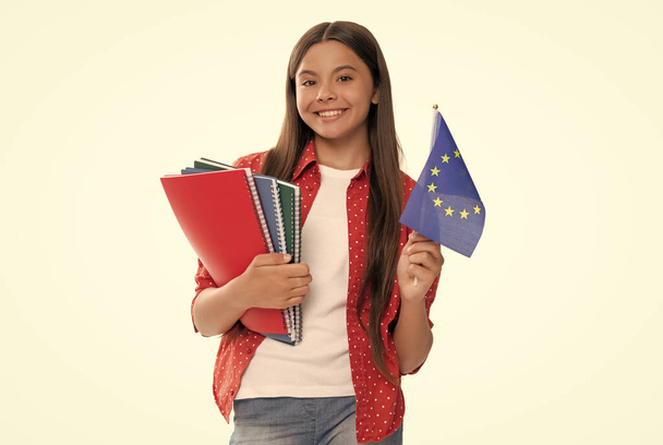 feliz adolescente chica celebrar bandera de la unión europea y libro de trabajo. Schengen países. visado turístico. - Foto, Imagen