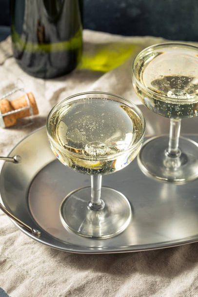 Champagne pétillant rafraîchissant froid dans un verre coupé pour les nouvelles années - Photo, image