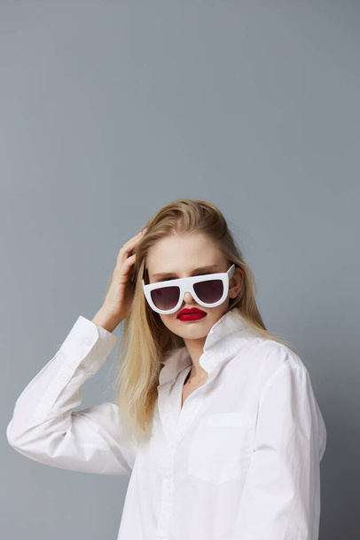 μοντέρνα γυναίκα μόδα λευκό πουκάμισο γυαλιά ηλίου Lifestyle ποζάρουν - Φωτογραφία, εικόνα