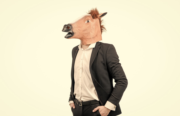 Hombre trabajador profesional usar máscara de cabeza de caballo con traje formal aislado en blanco, empleado - Foto, imagen