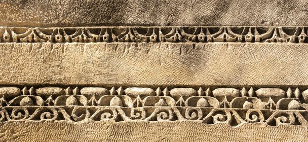 αρχαίο πετρόχτιστο στολίδι πάνω στα ερείπια κτιρίου στην αρχαία πόλη Μίρα της Τουρκίας - Φωτογραφία, εικόνα