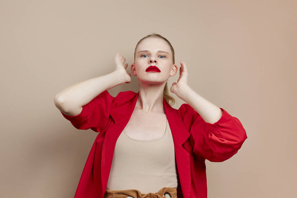 Çekici kadın kozmetik kırmızısı dudaklar yaşam tarzı pozu - Fotoğraf, Görsel