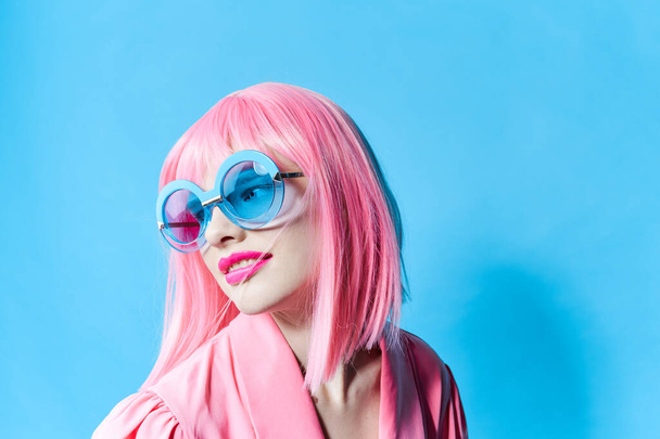 Moda mavi gözlüklü bir kadının portresi. Makyaj malzemesi. - Fotoğraf, Görsel