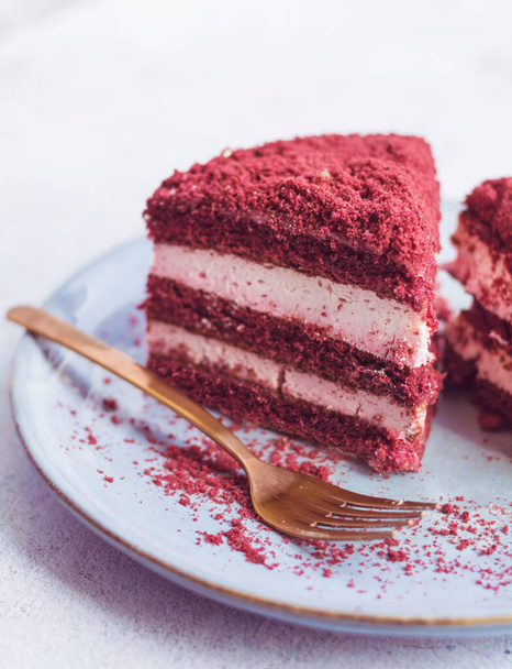Red velvet cake, classic three layered cake from red butter sponge cakes with cream cheese - Фото, изображение