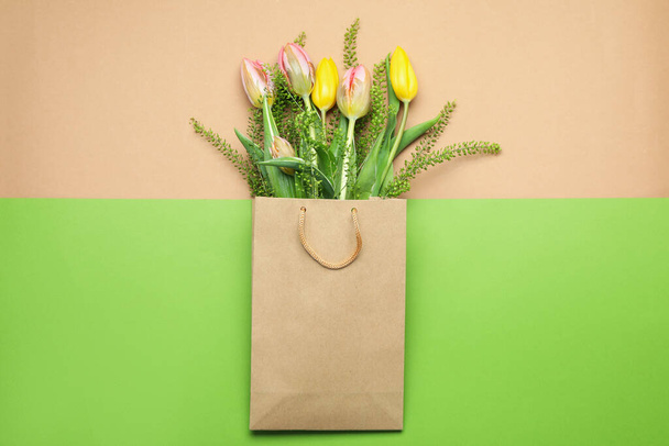 Paper bag with flowers on two tone background - Fotoğraf, Görsel