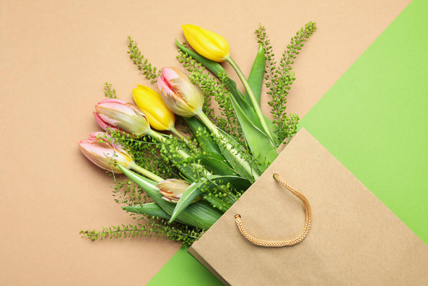 Papírová taška s květinami na dvoubarevném pozadí - Fotografie, Obrázek