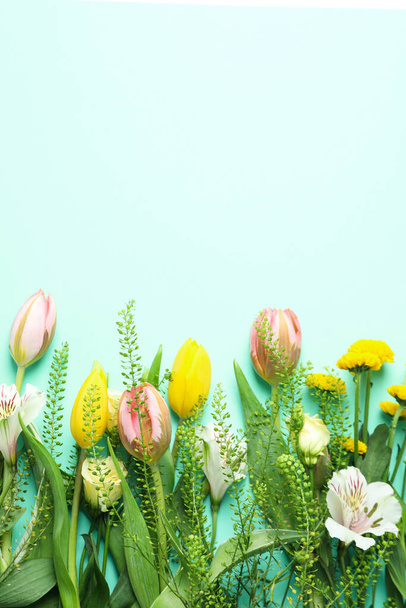 Γεια άνοιξη έννοια με λουλούδια σε φόντο μέντα - Φωτογραφία, εικόνα