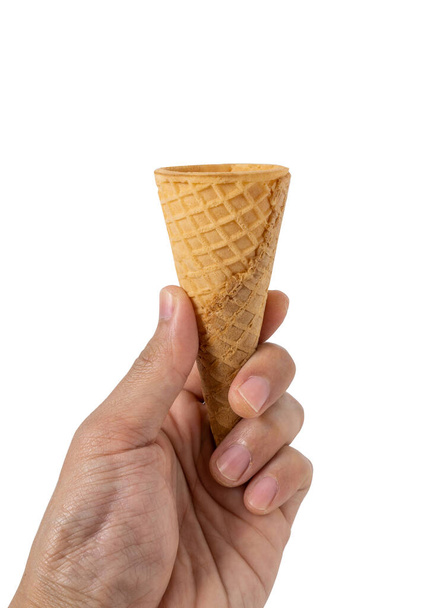 Mano un hombre sostiene cono de helado aislado sobre un fondo blanco. - Foto, imagen