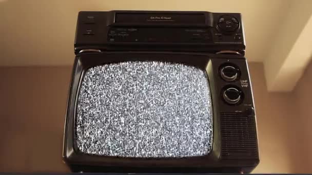 Mano masculina poniendo VHS en VCR y un viejo televisor con pantalla verde. Puede reemplazar la pantalla verde con las imágenes o imágenes que desee. Puede hacerlo con efecto de llave en After Effects o cualquier otro software de edición de video. - Metraje, vídeo
