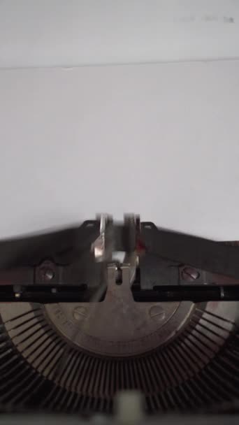 Yazılı Dünya Keşif Günü beyaz bir kağıtta klasik daktiloyla - Video, Çekim