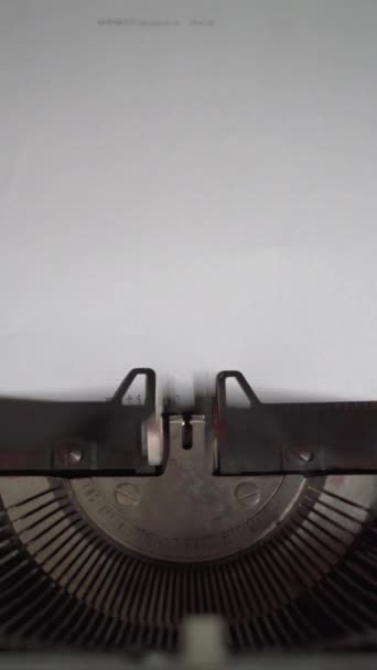 VNITROSTÁTNÍ VĚDECKÝ DEN na bílém papíru s ročníkem psacího stroje - Záběry, video