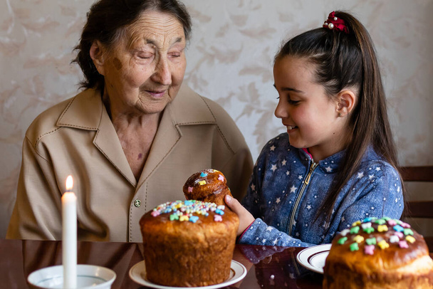 Seniorin feiert Osterkonzept. - Foto, Bild