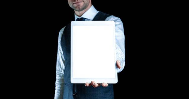 Készülékmodellek. Üzletember kezében mobil tabletta üres képernyő. Okos technológia eszköz gúnyolódik elszigetelt fekete banner háttér. Mockup for application or website design project - Fotó, kép