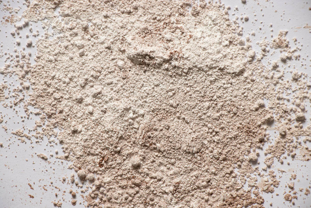 Mehl gemischt mit Kakao auf isoliertem Hintergrund, Streupulver für Hintergrund - Foto, Bild