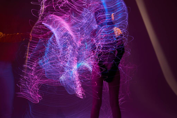 ładna kobieta disco neon linie luksusowe moda kolor tło bez zmian - Zdjęcie, obraz